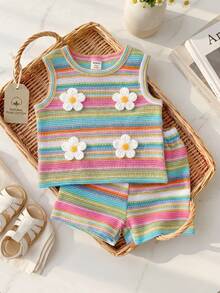 SHEIN Playful Pals 这款女婴夏季彩虹色提花柔软面料圆领背心上衣和短裤套装包含两件，时尚、甜美、可爱、清新，以森林为主题，展现田园风格，温柔、简约、休闲的设计。面料采用檀木织纹，厚度适中，穿着舒适贴身。 - 彩色 - 查看 9