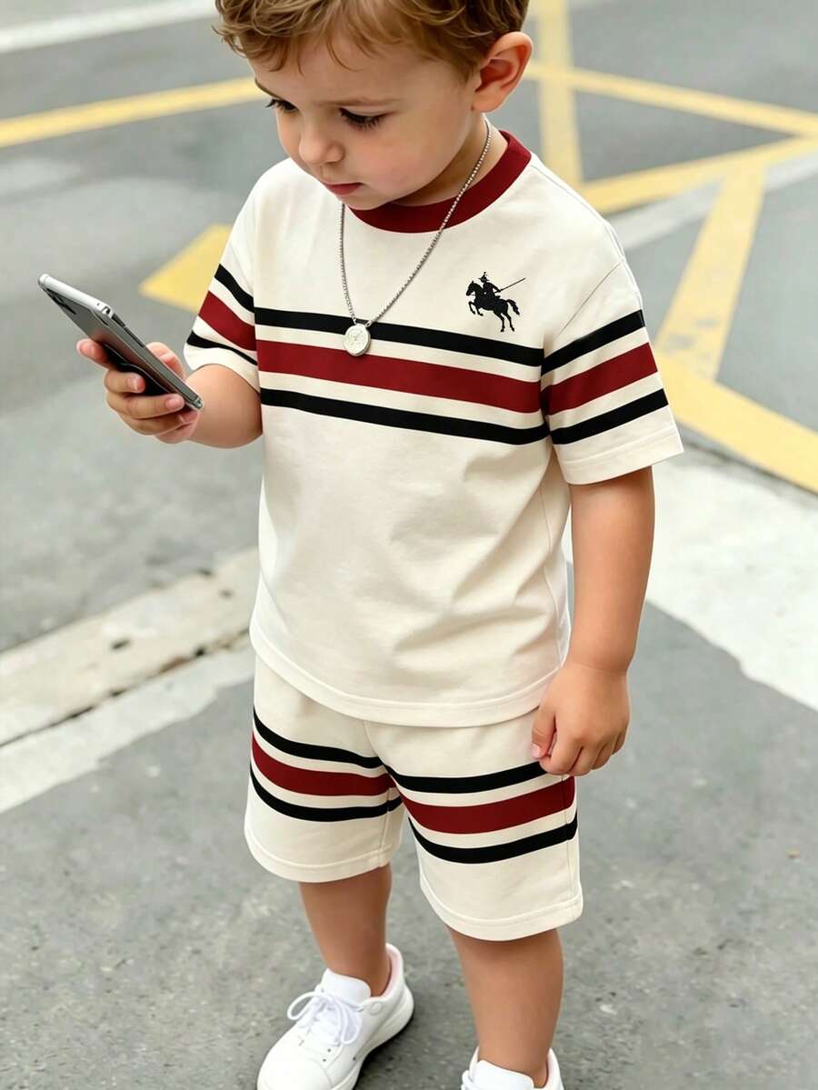 Bộ 2 món gồm áo thun ngắn tay cổ tròn kẻ sọc in hình logo ngựa và quần short in chữ "SIX SEVEN" cho bé trai, kiểu dáng thường ngày, họa tiết ngộ nghĩnh, thích hợp cho các hoạt động thể thao ngoài trời mùa hè, bộ đồ thun ngắn tay và quần short mềm mại và thoải mái cho trẻ em. - Nhiều màu - Xem 1