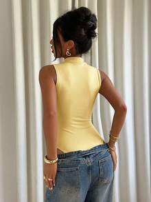 Siren Gaze Bodysuit Tanpa Lengan Wanita Warna Polos Minimalis untuk Sehari-hari dengan Hiasan Renda dan Patchwork - Kuning muda - View 2