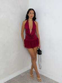 SHEIN Glamour 女款 2 件套酒紅色夏季 70 年代風舞廳夜店派對迪斯可掛脖 V 領露背無袖不對稱迷你裙套裝，緞面服飾 - 酒紅色 - 查看 5
