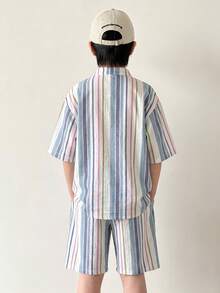 SHEIN Set de 2 piezas Camisa polo deportiva casual con rayas de cinta coloridas y pantalones cortos blancos con decoración de cinta a rayas coloridas para niños, adecuado para uso diario, escuela, deportes, primavera/verano - Azul - Ver 3