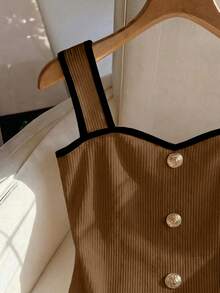 Franclia Bộ sưu tập Xuân/Hè mới về: Áo tank top không tay màu trắng thanh lịch kiểu Pháp, điểm nhấn là hàng cúc trang trí, phối màu tương phản, áo vest nữ thường ngày, áo hai dây gợi cảm, áo kiểu không tay, trang phục Xuân/Hè. - màu nâu - Xem 3