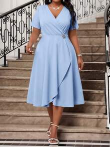 Fleurora Vestido elegante de manga corta con cuello en V y decoración de strass en la cintura lateral para mujer de talla grande - Azul - Ver 5