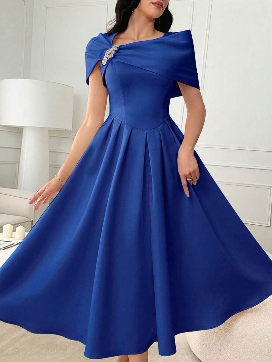 Modelyn Robe longue élégante pour femme avec décolleté asymétrique, décoration de strass à la taille, pour soirée et banquet - bleu indigo - Voir 1