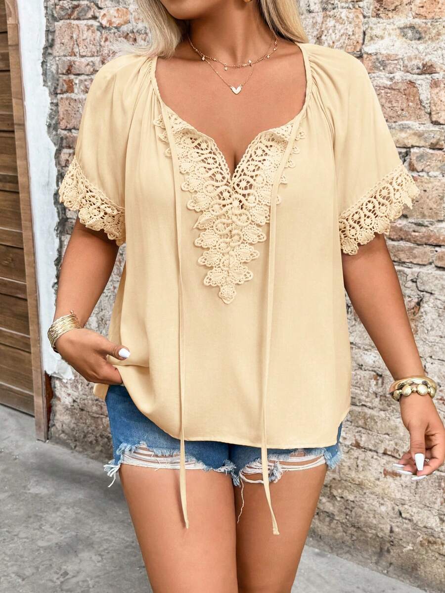 SHEIN Holidaya Blusa con cuello en V, mangas raglán y detalle de encaje, con lazo en el cuello, talla grande - Albaricoque - Ver 1