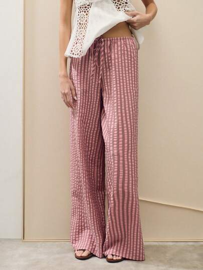 Nöista Pink Striped Wide-Leg Pants, With A Relaxed, Straight Silhouette, Are Stylish And Casual. The Soft, Elegant Color And Lightweight Material Make Them Suitable For Various Spring And Summer Occasions, From Daily Commutes To Cafes And Weekend Getaways. They Can Be Paired With Cropped Knit Tops, Shirts, And T-Shirts To Create Different Styles.