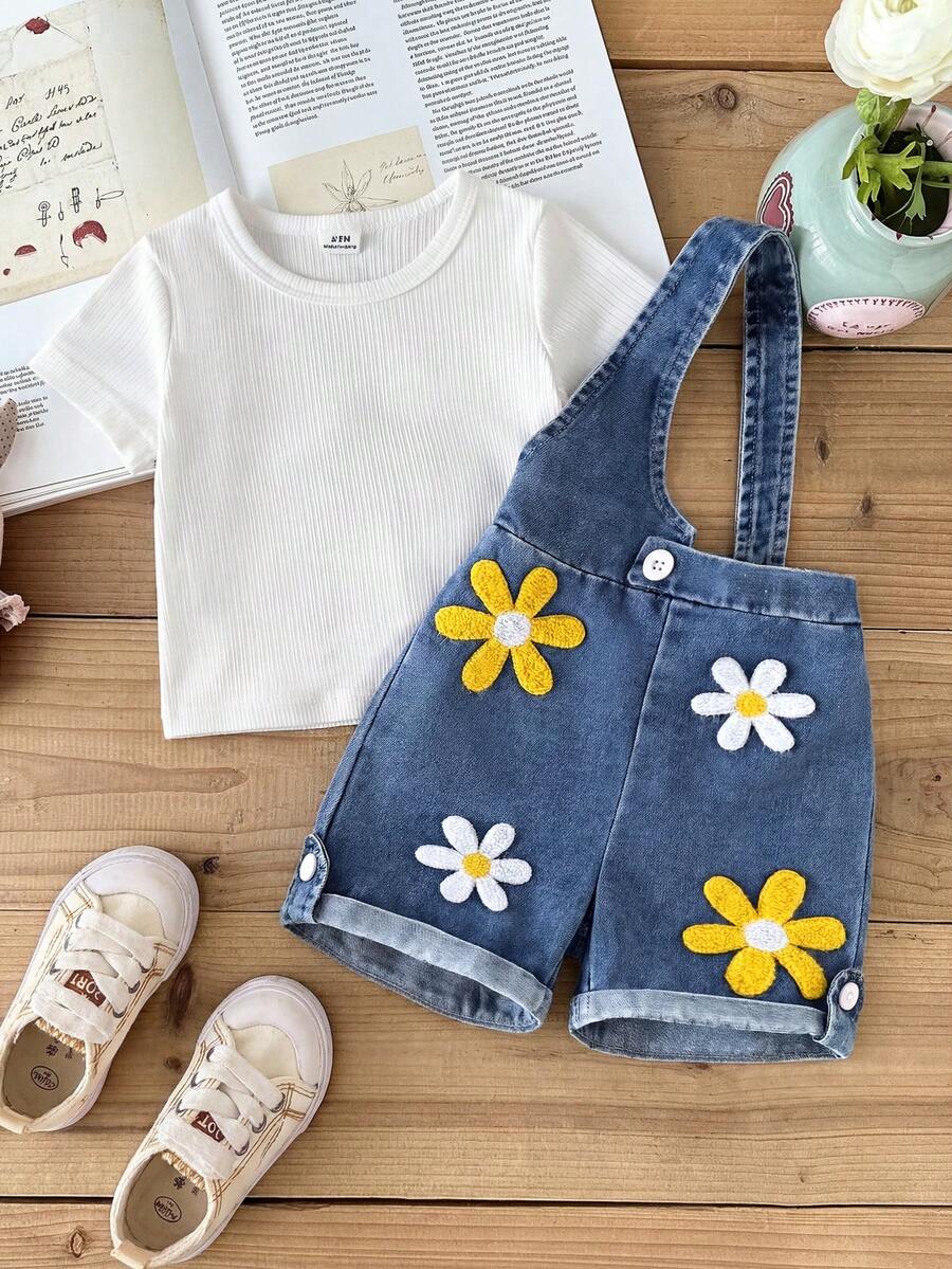 SHEIN Playful Pals 2件組女嬰幼童甜美白色T恤搭配花卉刺繡牛仔吊帶褲 藍白配色夏季休閒度假彈性腰牛仔短褲 - 白色 - 查看 1