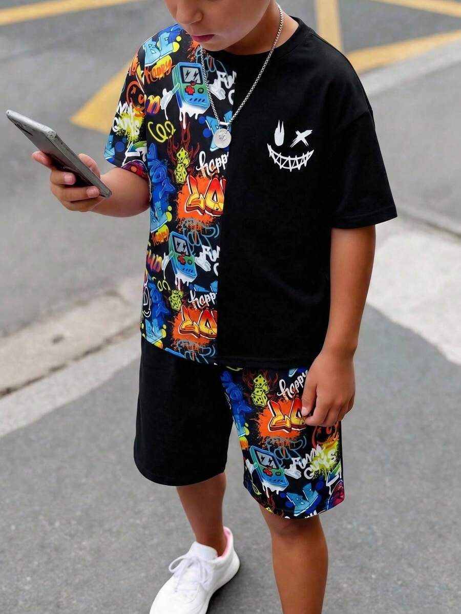 SHEIN 2件套儿童/青少年男童休闲电子游戏图案圆领T恤和短裤套装，适合通勤、上学、日常休闲穿着、运动、春夏穿着