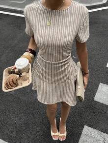Siren Gaze 優雅卡其色條紋女款迷你洋裝，法式夏季喇叭下擺修身短袖復古時尚洋裝，適合派對、早午餐、通勤上班 - 卡其色 - 查看 4