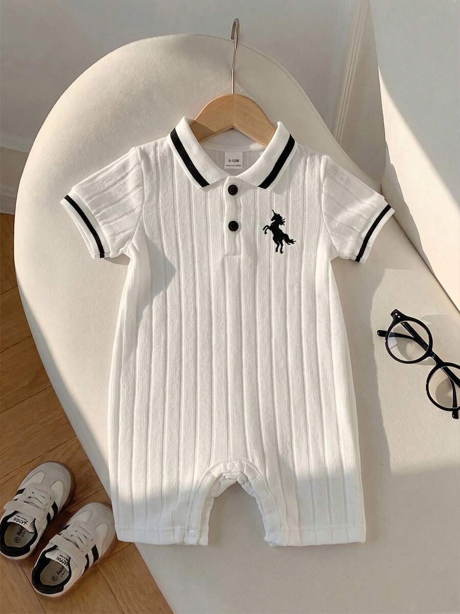 SHEIN Playful Pals 可愛嬰兒男寶寶黑白夏季家庭套裝馬刺繡學院風POLO領短袖連身衣 柔軟彈性面料 3M-24M - 白色 - 查看 1
