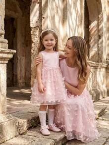 SHEIN Glamorique Kids 女童公主裙，花童礼服，生日派对婚礼节日正式礼服，缎面面料，无袖，粉色，多层薄纱裙摆饰有蝴蝶结，中东和欧洲风格蝴蝶结系带后背 - 粉色 - 查看 3