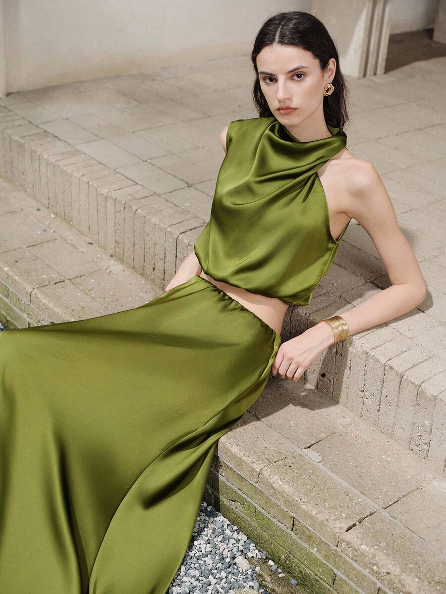 Aveloria Modichic Bộ đồ 2 món dành cho nữ, thời trang hiện đại, tối giản, thanh lịch, sang trọng, phù hợp cho việc đi làm hàng ngày. Áo sơ mi satin màu xanh lá cây với ve áo bất đối xứng kết hợp với chân váy dài dáng chữ A. - màu xanh lá - Xem 1