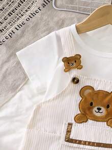 SHEIN Playful Pals 2件組男嬰圓領短袖白色T恤與可愛卡通熊刺繡圍兜短褲夏季休閒套裝，適合嬰兒家庭穿搭 - 卡其色 - 查看 5