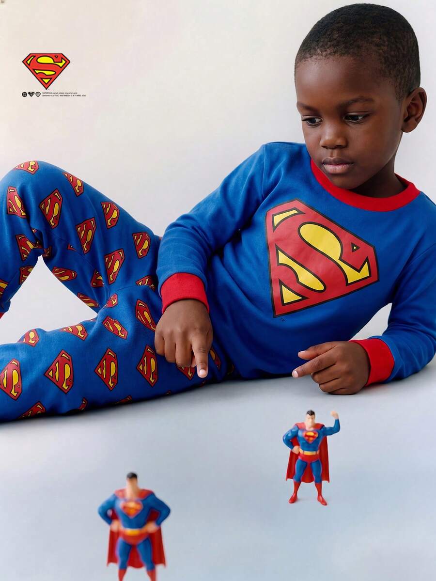 Maija Kids SUPERMAN X SHEIN Maija Kids 男童超级英雄图案针织柔软圆领长袖套头衫和松紧腰紧身裤两件套 - 藍白色 - 查看 1
