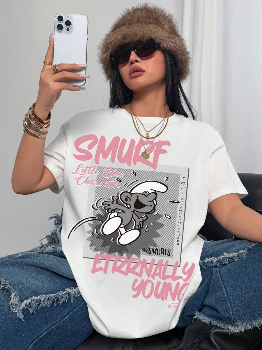 SHEIN X The Smurfs Camiseta de manga corta casual con estampado para mujer de talla grande, estampado todo sobre - Blanco - Ver 1