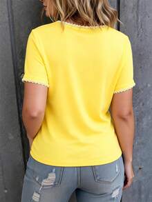 EMERY ROSE Camiseta de manga corta con cuello en V minimalista y decoración de flores de encaje, regalo para amigos - Amarillo - View 2