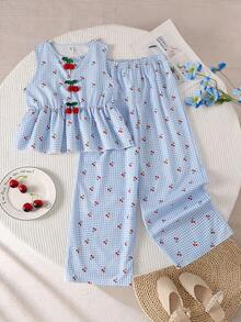 SHEIN Vintaside Kids 两件套女童樱桃格子无袖套装，蓝白格子樱桃印花，可爱绒球樱桃装饰，荷叶边下摆无袖上衣，宽松阔腿裤，夏季穿着舒适，适合日常穿着、游乐园、派对、亲子活动等场合。 - 彩色 - 查看 5