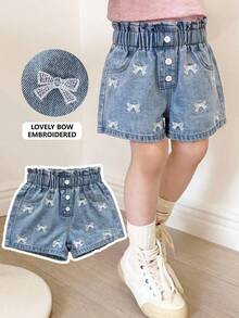 SHEIN Vintaside Kids 少女时尚花卉刺绣牛仔短裤，夏季轻薄新款，中度水洗蓝色，可爱甜美休闲街头度假风设计，松紧腰带花卉刺绣，简约宽松牛仔短裤，柔软舒适的棉质牛仔面料，适合日常、派对、上学、通勤等场合，2026春夏新款 - 淺色水洗藍 - 查看 4