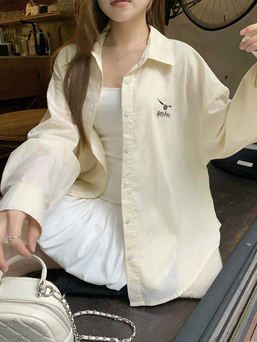 DAZY 女士休闲字母条纹印花宽松落肩长袖衬衫，适合春秋季日常穿着及通勤。 - 黃色 - 查看 1