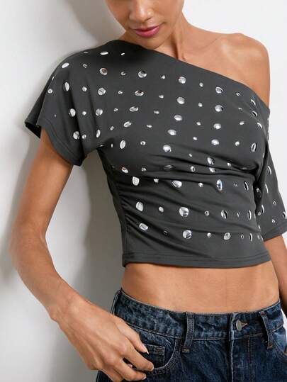 Maija Camiseta de mujer con mangas asimétricas tipo murciélago y detalles con tachuelas