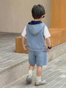 SHEIN Bộ 2 món đồ cho bé trai, gồm áo hoodie và quần short không tay bằng vải denim dệt kim màu xanh dương in chữ. - Rửa nhẹ - Xem 2