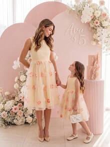 SHEIN Glamorique Kids 少女缎面无袖杏色撞色网纱蝴蝶结装饰公主裙，适合派对、婚礼、节日等场合。 - 杏色 - 查看 4