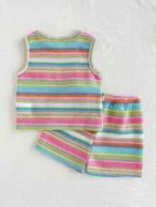 SHEIN Playful Pals 这款女婴夏季彩虹色提花柔软面料圆领背心上衣和短裤套装包含两件，时尚、甜美、可爱、清新，以森林为主题，展现田园风格，温柔、简约、休闲的设计。面料采用檀木织纹，厚度适中，穿着舒适贴身。 - 彩色 - 查看 2