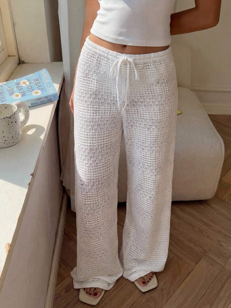 CovetEZ Quần ống rộng màu trắng phong cách boho chic cho nữ, chất liệu xuyên thấu, khoét rỗng và xoắn, thích hợp cho kỳ nghỉ hè, đi biển. Quần ống rộng đan móc màu trắng dáng suông, có dây rút, thoáng khí, kiểu dáng boho, thích hợp cho kỳ nghỉ hè. Quần dài đan móc màu trắng dáng rộng có dây rút, thích hợp cho trang phục đi biển và nghỉ dưỡng mùa hè. Quần che áo tắm, quần che nắng đi biển. - trắng - Xem 1