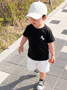 SHEIN Playful Pals 2件套幼儿男童时尚黑白条纹华夫格针织面料口袋圆领短袖T恤和黑色弹力腰字母贴片短裤套装，夏季 - 黑與白 - 查看 7