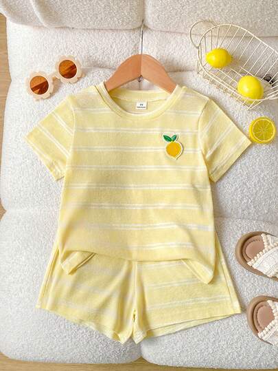 SHEIN Bộ áo thun ngắn tay và quần short dệt kim in hình quả chanh dễ thương, thời trang cho bé gái, thích hợp cho các hoạt động thường ngày, thể thao, dã ngoại và kỳ nghỉ.