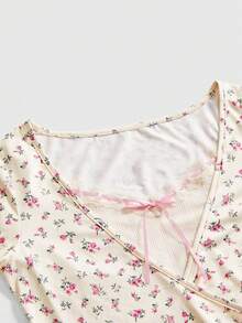 Sweetness 春夏 Y2K 復古辣妹風奶黃色碎花對比蕾絲蝴蝶結側片設計女款 T-Shirt，適合情人節、音樂節、度假等 - 杏色 - 查看 3