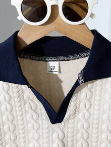 SHEIN Explorewe 这款男童休闲学院风华夫格条纹V领短袖POLO衫，适合4-7岁男孩春夏穿着。这款阳光男孩POLO衫既适合上学，也适合居家穿着。无论上学还是在家，男孩们都可以穿着这件休闲、舒适又时尚的POLO衫。这款上衣百搭，适合男孩们的日常生活和各种聚会场合。让男孩们在生活和活动中保持时尚舒适，充满活力和乐趣！ - 卡其色 - 查看 3