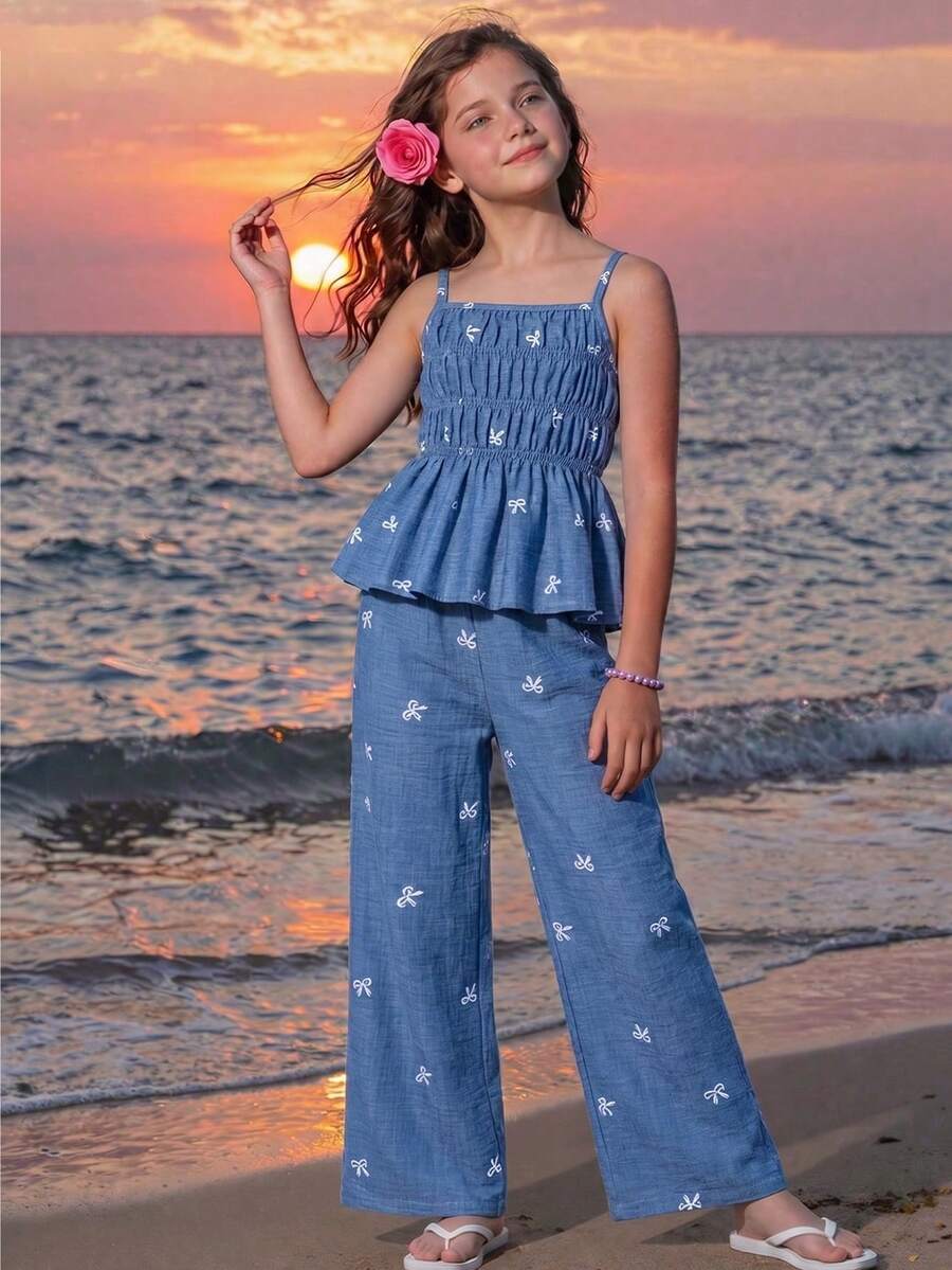 SHEIN Bộ đồ hè 2 món cho bé gái, áo hai dây in nơ màu xanh dương và quần ống đứng, phong cách tối giản, đa năng cho kỳ nghỉ biển. - Màu xanh lam - Xem 1