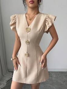 SHEIN Elenzya 女士优雅V领短袖玫瑰金金属纽扣装饰收腰A字迷你连衣裙，通勤风，夏季款 - 卡其色 - 查看 4