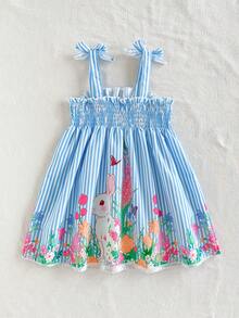 SHEIN Playful Pals 这款女童夏季粉色格子吊带连衣裙，以柔和的粉色格子为底色，点缀着新鲜草莓印花，尽显甜美俏皮的公主乡村风情。采用梭织面料，A字版型，肩带上的蝴蝶结装饰灵动可爱。适合草莓园拍照、校园活动、休闲放松、度假旅行以及参加派对等各种场合。 - 藍色 - 查看 2