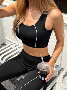 Bộ đồ nữ gồm áo tank top lửng phối viền tương phản và quần ống loe cạp cao. - Đen và trắng - Xem 5