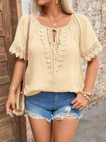 SHEIN Holidaya Blusa con cuello en V, mangas raglán y detalle de encaje, con lazo en el cuello, talla grande - Albaricoque - Ver 7