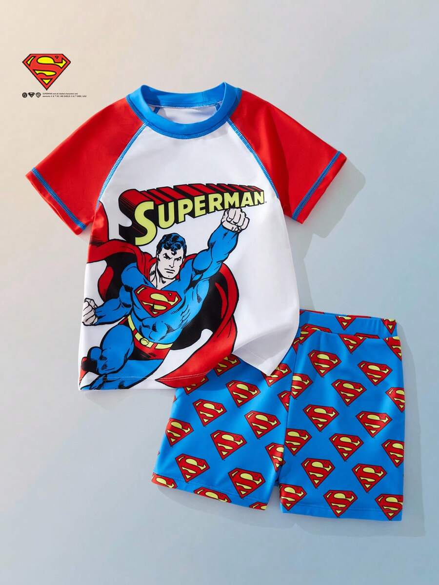 SUPERMAN X SHEIN Maija Kids 男童休闲时尚撞色拼接上衣,印花修身短裤泳装套装,适合春夏季节、海滩、度假、游泳 - 彩色 - 查看 1