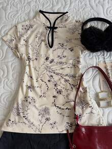 Glimmora Áo thun nữ mùa hè mới, kiểu dáng vintage, in họa tiết, phối màu, dáng ôm, cổ đứng, cài nút, khoét lỗ. - Màu be - Xem 3