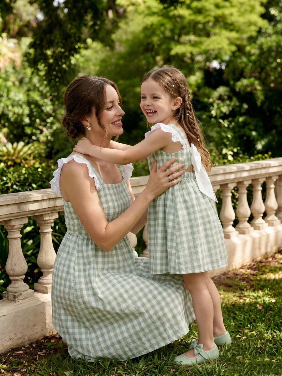 SHEIN Vestido casual de media longitud con estampado de cuadros verdes, mangas con volantes y diseño de lazo para niñas (talla pequeña) - Verde - Ver 1