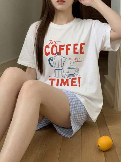 DAZY Bộ đồ ngủ nữ gồm áo thun ngắn tay in chữ và quần short kẻ caro.