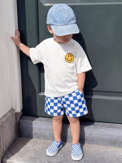 SHEIN Playful Pals Bộ áo thun và quần short in hình mặt cười cho bé sơ sinh, thích hợp cho mùa hè.