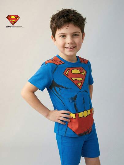 SUPERMAN X SHEIN Maija Kids Áo thun ngắn tay cổ tròn dáng rộng in hình hoạt hình dành cho bé trai, thích hợp mặc mùa hè.