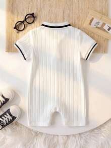 SHEIN Playful Pals 可愛嬰兒男寶寶黑白夏季家庭套裝馬刺繡學院風POLO領短袖連身衣 柔軟彈性面料 3M-24M - 白色 - 查看 2