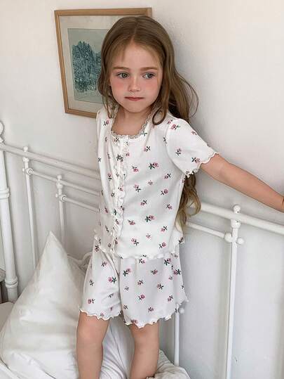 DAZY Bộ đồ ngủ bé gái (size nhỏ): Quần short xếp ly họa tiết hoa nhí và áo rộng.