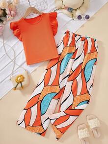 Sparklyn Set de 2 piezas de atuendo casual: Blusa de manga corta acanalada de color naranja brillante con mangas con volantes para un toque dulce, combinada con pantalones anchos de pierna con estampado geométrico de bloques de color en azul, naranja y blanco con un patrón de líneas artísticas retro, sencillo pero enérgico, adecuado para uso diario y ocio, cómodo y de moda, lleno de atmósfera - Naranja Quemada - Ver 3