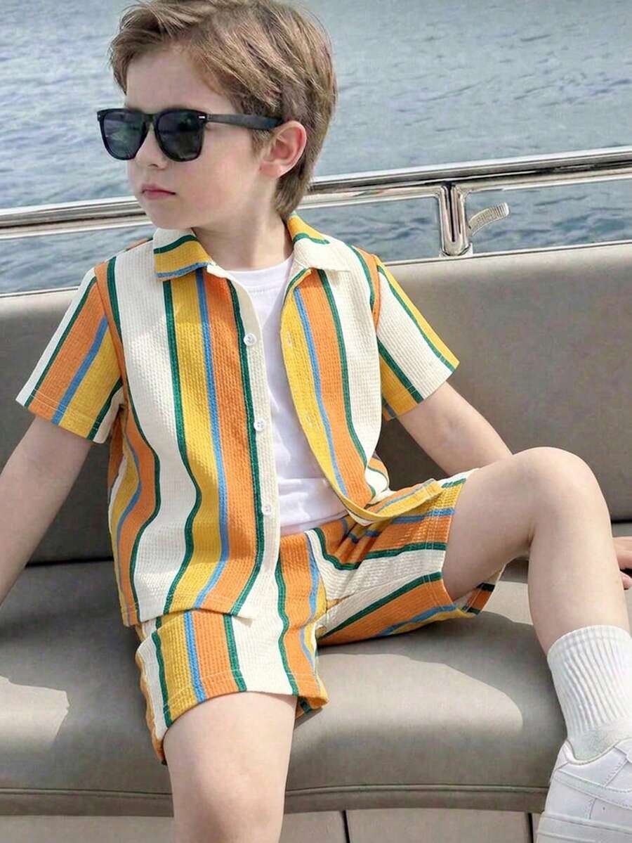 SHEIN 男童夏季复古休闲宽松撞色竖条纹短袖衬衫短裤套装,舒适百搭,适合日常外出、休闲旅行、家庭聚会、海滩度假和拍照。 - 彩色 - 查看 1