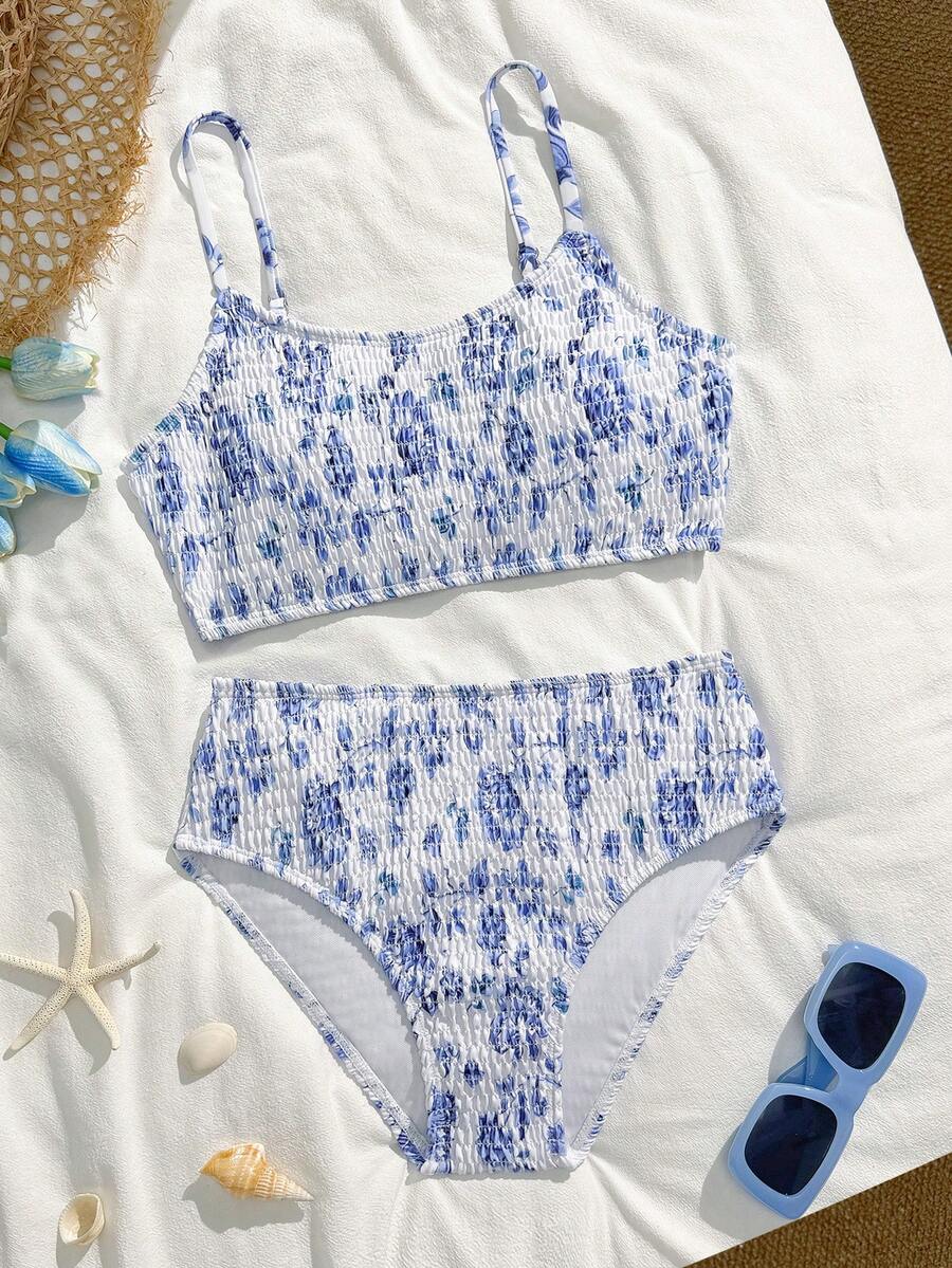 SHEIN 少女两件套比基尼，可爱针织蓝色碎花三角泳裤，时尚设计，端庄休闲，适合海滩、游泳、度假、夏季穿着。少女高腰泳衣两件套泳装，少女高腰泳衣套装，端庄比基尼套装，度假少女两件套泳装，两件套比基尼套装，全包臀夏季两件套，青少年泳衣两件套。