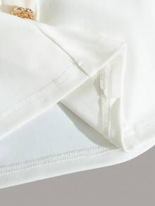 Qadelle Camiseta feminina listrada em preto e branco com decote quadrado, botões metálicos em cores contrastantes e modelagem que valoriza a cintura, ideal para férias, passeios e festas. Perfeita para a primavera/verão. - Multicolorido - Ver 3