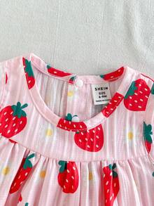 SHEIN Playful Pals 2件套女婴草莓印花荷叶边无袖上衣和松紧腰短裤套装，面料柔软，休闲可爱甜美法式乡村优雅风，适合春夏外出、购物、公园、海滩、旅行、摄影等场合。 - 紅色 - 查看 4